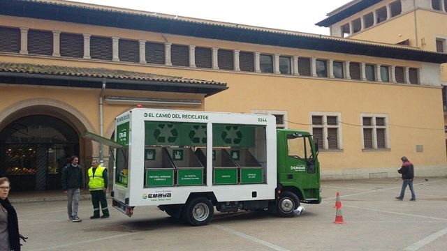Unas 2.000 personas han depositado residuos especiales en el camión del reciclaje en Palma de Mallorca