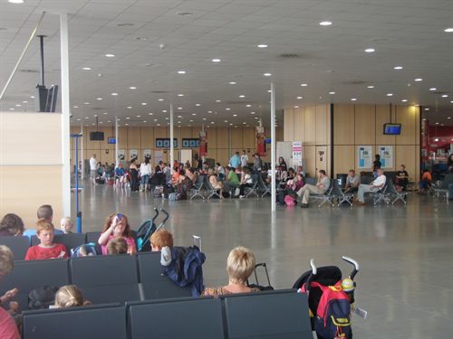 AENA concluye el aislamiento acústico de 494 viviendas y dos centros educativos cercanos al aeropuerto de Loiu (Bizkaia)