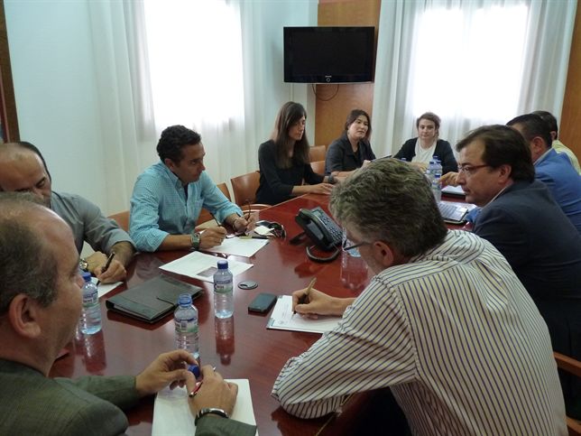 El PSOE de Extremadura traslada al Cluster de la Energía su apuesta por las renovables