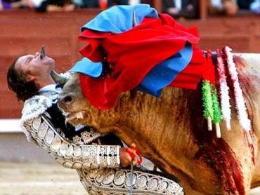 Cospedal ‘se despacha a gusto’ a favor de la tauromaquia