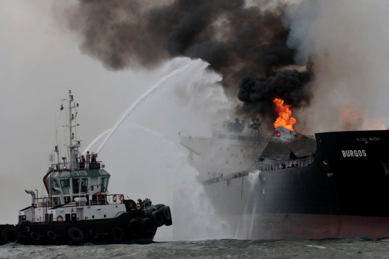 Qué impacto ambiental tendrá el incendio del buque petrolero