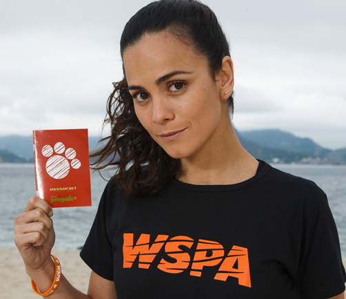 Alice Braga apoya campaña sobre bienestar animal en Río+20