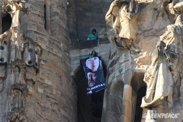 Activistas de Greenpeace se descuelgan de la Sagrada Familia para pedir la libertad de los detenidos en Rusia