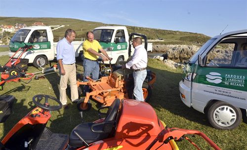 El municipio incorpora tres vehículos eléctricos para el cuidado de las zonas verdes