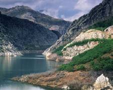 Embalses españoles al 83