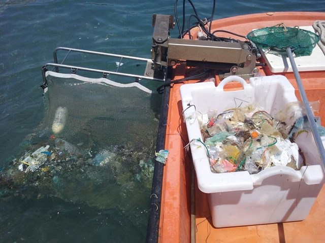 Los barcos de limpieza del litoral occidental recogen en un mes 6