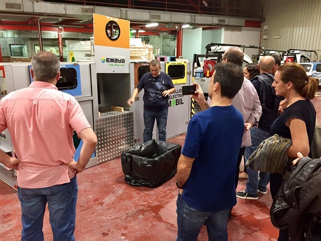 Una delegación canaria y de Ecoembes visita Palma para conocer la recogida selectiva en el centro histórico
