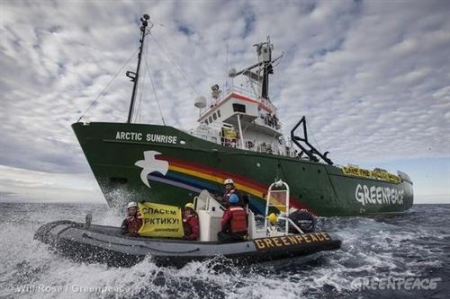 Las autoridades rusas abordan el barco de Greenpeace durante una protesta contra las prospecciones en el Ártico