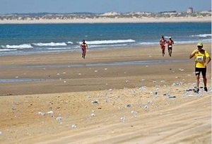 Los triatletas usan Doñana como basurero