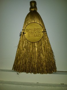 Tomares (Sevilla) recibe la Escoba de Oro por ser uno de los municipios "más limpios" de España