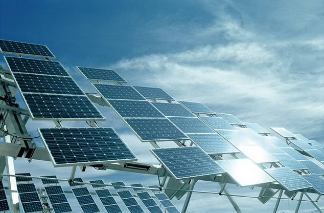 Los fotovoltaicos acusan al Ejecutivo de convertir las energías renovables como ‘chivo expiatorio’ mientras las usa en pro de la Marca España