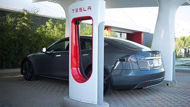 Tesla inaugura su primer supercargador de coches eléctricos en Girona