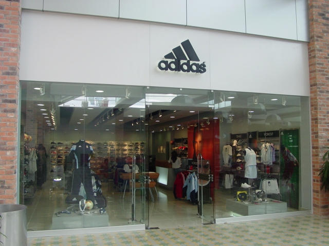 Adidas se une a Nike y Puma en el compromiso de "Descontaminar" su cadena de producción