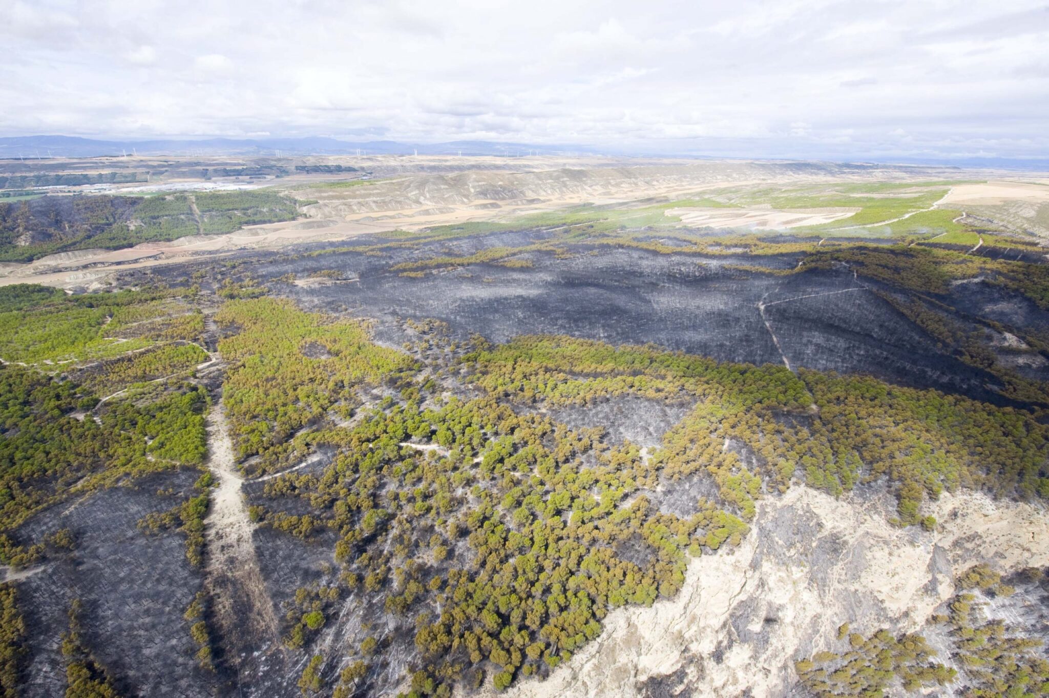 Controlado el incendio que ayer tarde obligó a desalojar de forma preventiva a medio millar de vecinos de Peralta