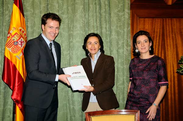 Greenpeace y Neox entregan más de 10.000 firmas a la ministra de Medio Ambiente para pedir una mayor reducción de emisiones