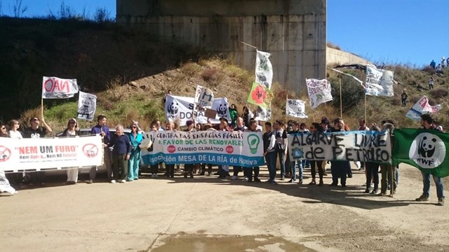 Andaluces y portugueses protestan en la frontera contra planes de extracción en la costa