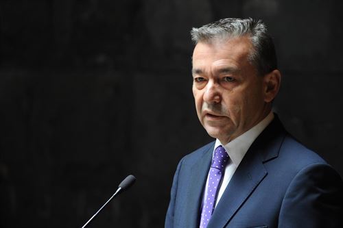 Cómo poner un ‘esparadrapo en la boca’ de los canarios