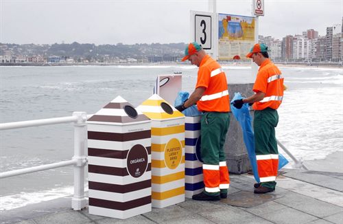 Emulsa recoge en julio 19.551 kilogramos de residuos en las playas