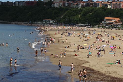Prohibido el baño en la playa vizcaína de Barinatxe y con precaución en seis arenales