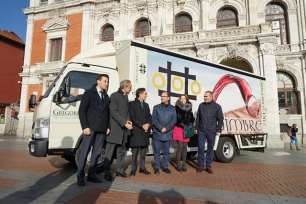 Una distribuidora de bebidas estrena el primer camión híbrido de reparto en el centro de Valladolid