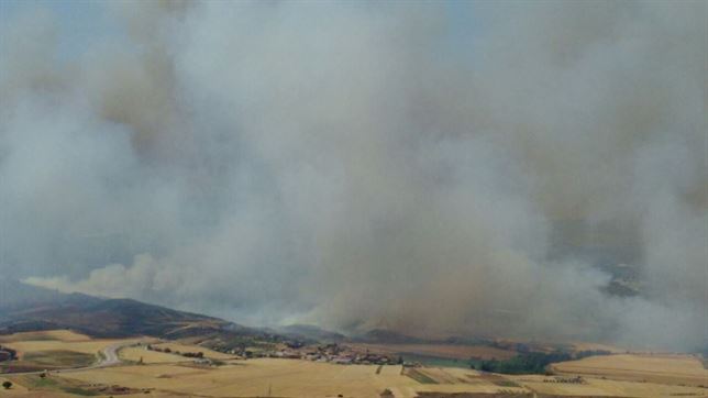 26 medios terrestres trabajan en la extinción del fuego forestal de Humanes