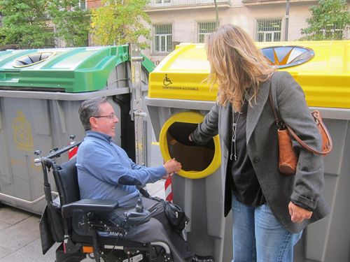 El Ayuntamiento instala 40 contenedores de basura accesibles para personas con discapacidad