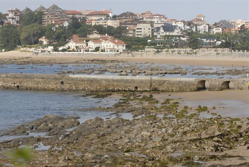 Medio Ambiente destina medio millón de euros a la limpieza de playas en 19 municipios de la costa cántabra