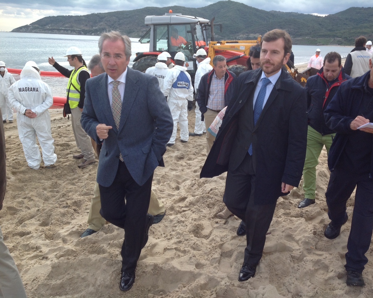Simulacro de lucha contra la contaminación en la playa de Getares