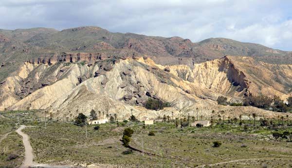 El incendio en suelo militar de Sierra Alhamilla calcina unas 35 hectáreas