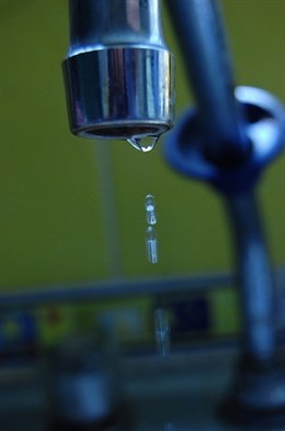 Los españoles cada vez pagan más el agua