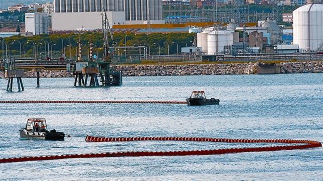 El Puerto de Tarragona limpia la mancha de hidrocarburo