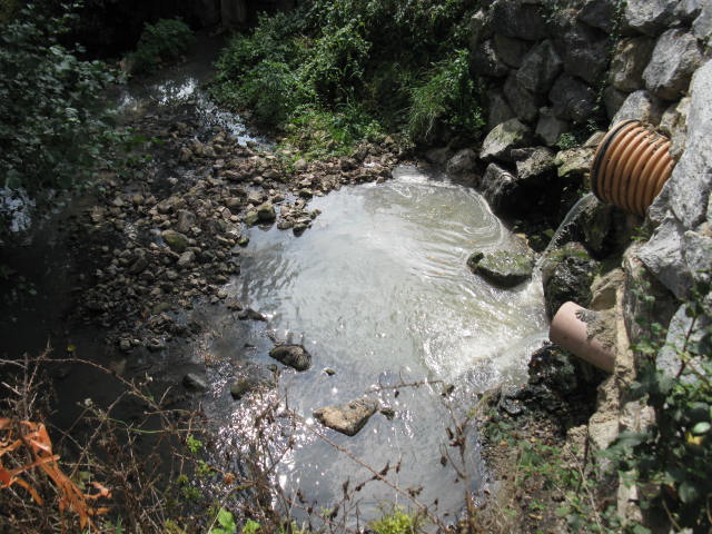 Vertidos continuados de aguas residuales en Salas