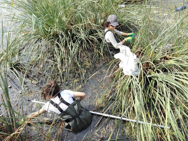 Amigos de los Ríos contrarresta la "degradación" de tirar envases al río con voluntariado de limpieza