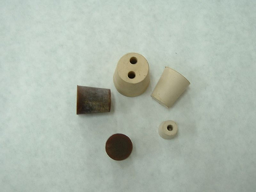 Expertos alertan de que los tapones de plástico y rosca ponen en peligro los bosques de alcornoque de toda Europa