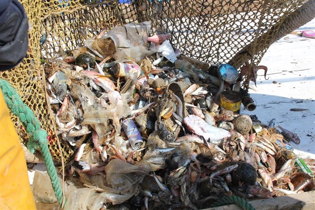Casi 200 pesqueros que faenan el Mediterráneo sacan del mar basura que se recicla en ropa