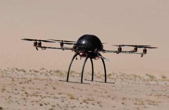 USAL crea un Aracnocóptero para revisar las palas en los parques eólicos