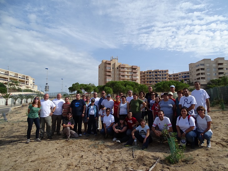 Voluntarios colaboran en la recuperación de especies dunares amenazadas de La Manga en el Monte Blanco