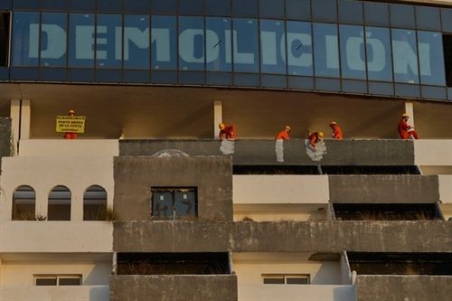 El Algarrobico ‘se viste de negro’