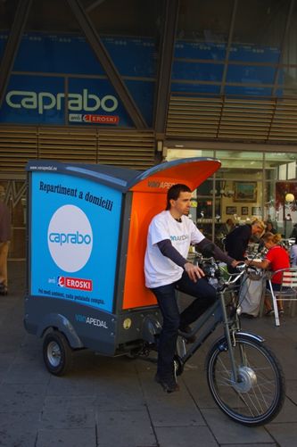 Caprabo usará un triciclo a pedales para sus repartos a domicilio en Barcelona