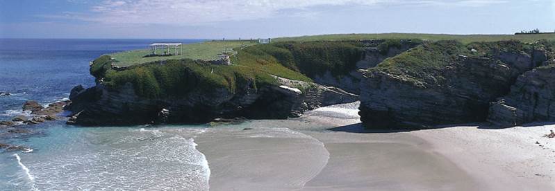 4.000 litros de gasóleo a la playa de Os Castros (Lugo)