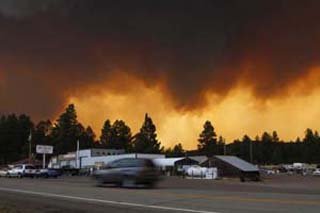 Miles de evacuados por un incendio en el este de Arizona (EEUU)