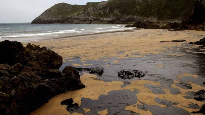 EDP ‘minimiza’ el vertido de fuel al mar en Aboño (Asturias)