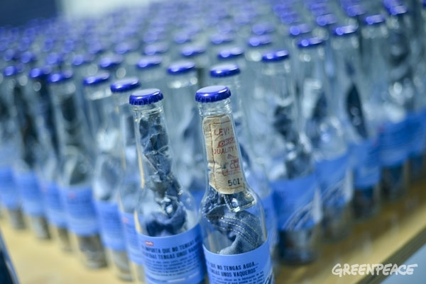 No importa que no tengas agua mientras tengas unos vaqueros