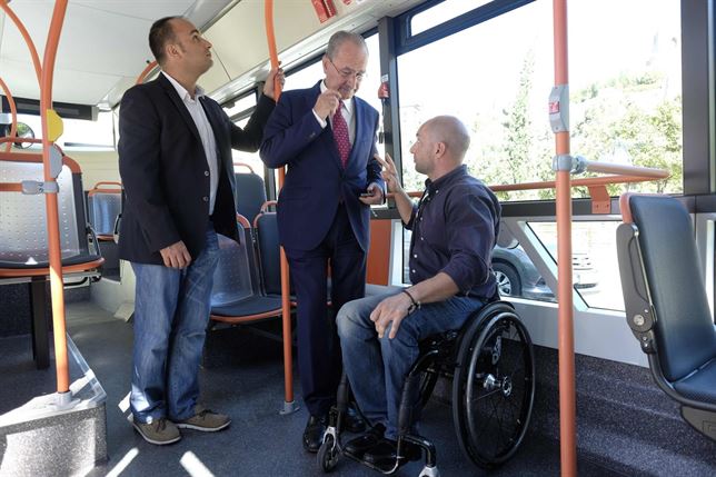 Málaga. El primer autobús eléctrico-híbrido de la EMT comienza a circular por la capital