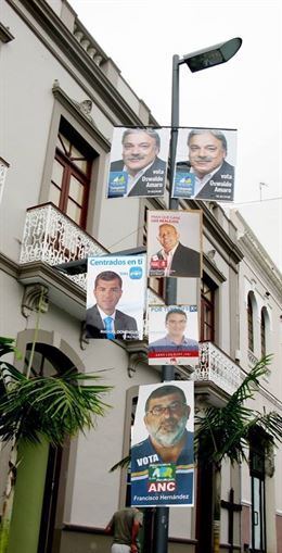 Ayuntamiento de Los Realejos (Tenerife) prohíbe publicidad electoral en las farolas y aboga por reciclar pancartas