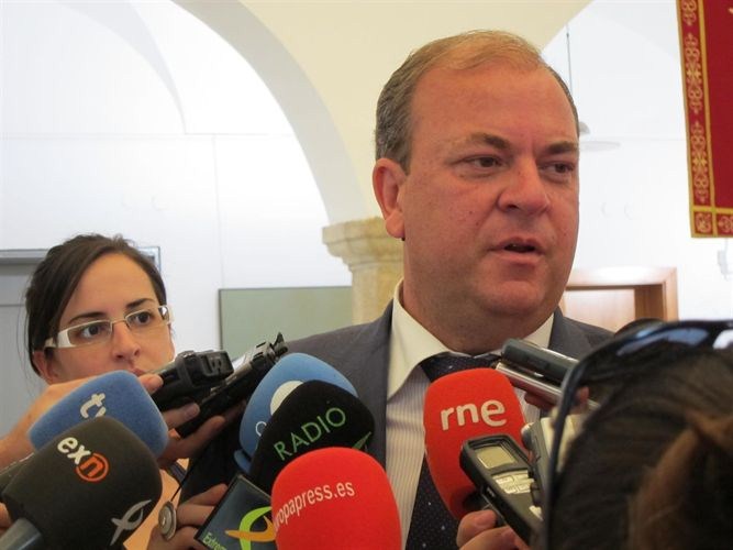 Echávarri se compromete a "agilizar" los trámites para nuevas plantas de energías renovables