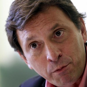 Isern promete reducir un 40% en energía en 10 años y que los vehículos eléctricos no tengan que pagar ORA