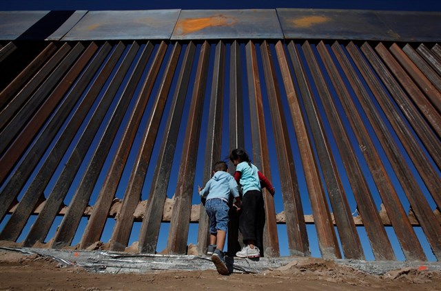 Un congresista de Arizona presenta la primera demanda contra el muro de Trump en la frontera por motivos ambientales