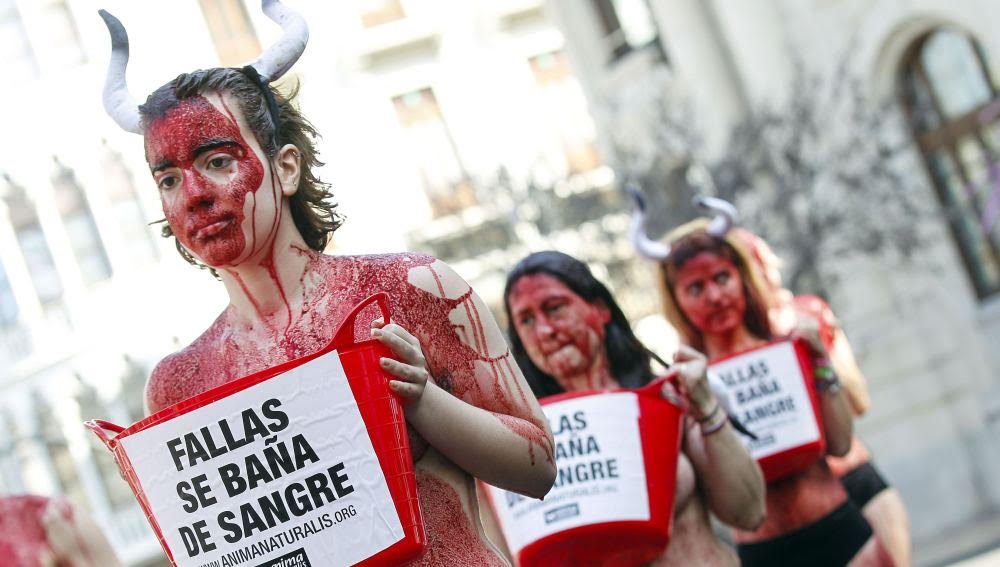 Antitaurinos semidesnudos en sangre para reivindicar que las Fallas "no son excusa para maltratar"