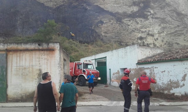 Continúan las labores de extinción del incendio declarado ayer en Falces